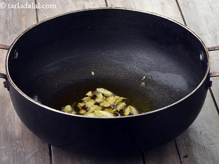 Step 7 – <p>તેલ ગરમ થઈ જાય પછી, તેમાં વાટેલું લસણ ઉમેરો, ૩૦ સેકન્ડ માટે સાંતળો. લસણ આપણા …