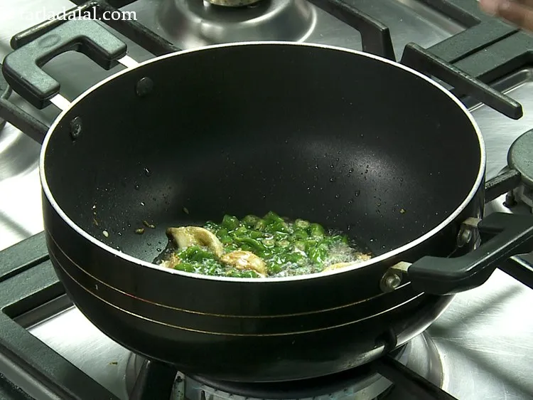 Step 9 – <p>લીલા મરચાં ઉમેરો. પિટલા સામાન્ય રીતે ખૂબ જ મસાલેદાર હોય છે પણ તમે તમારી પસંદગી …