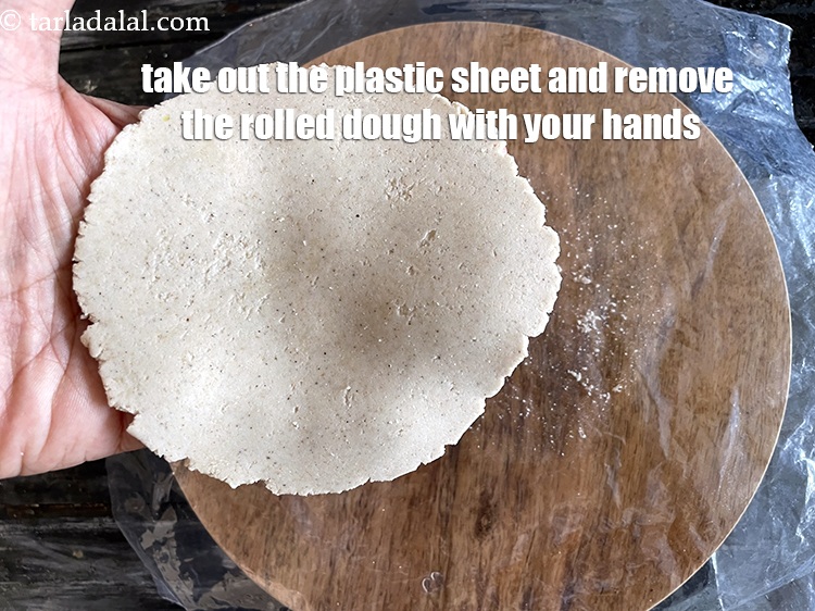 Step 14 – <p>પદ્ધતિ ૩, પગલું ૪. ઉપરની પ્લાસ્ટિક શીટ બહાર કાઢો. તમારા હાથથી ગોળ કણક કાઢો. તમે …