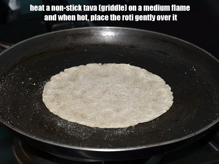 Step 15 – <p>મધ્યમ તાપ પર એક નોન-સ્ટીક તવા (ગ્રીડલ) ગરમ કરો અને ગરમ થાય ત્યારે તેના પર …