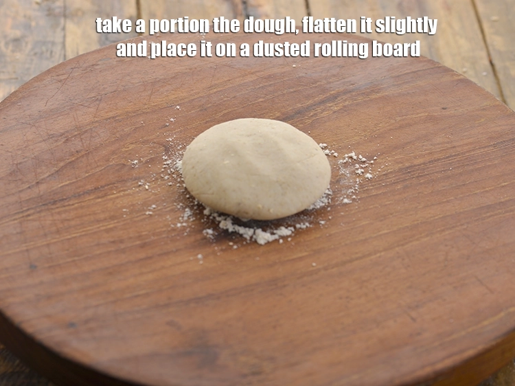 Step 21 – <p>કણકનો એક ભાગ લો, તેને થોડો ચપટો કરો અને તેને ઘઉંના લોટનો ઉપયોગ કરીને ધૂળવાળા …
