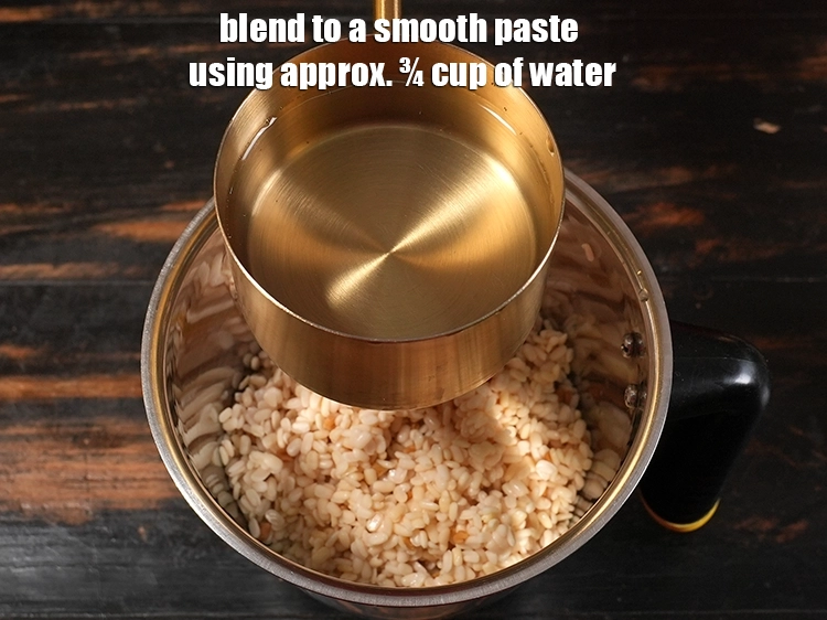 Step 6 – <p>લગભગ ¾ કપ પાણીનો ઉપયોગ કરીને સ્મૂધ પેસ્ટ બનાવો.</p>