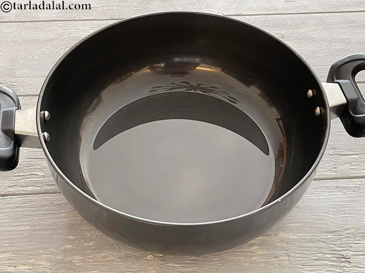 Step 1 – <p>ઝુંકા બનાવવાની રેસીપી | મરાઠી ઝુંકા ભાકર | મહારાષ્ટ્રીયન ઝુંકા | એક ઊંડા નોન-સ્ટીક કઢાઈમાં …