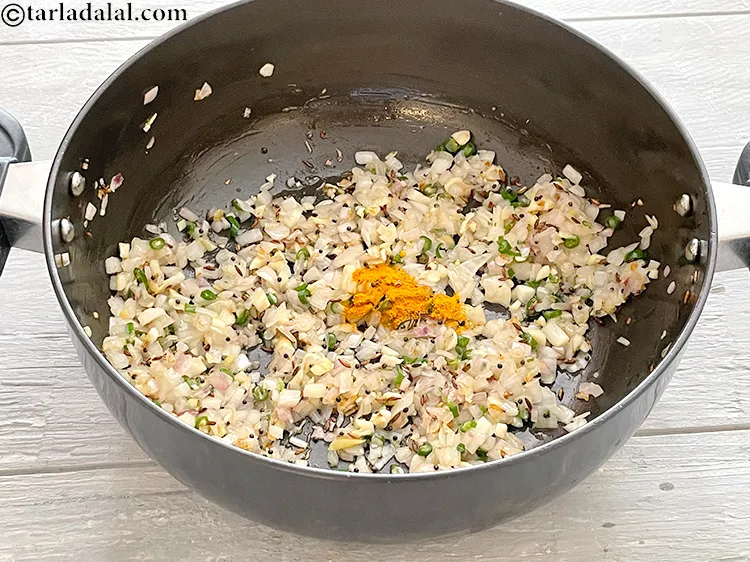 Step 10 – <p style="margin-left:0px;">1/4 ટીસ્પૂન <a href="/glossary-turmeric-powder-haldi-gujarati-645i"><u>હળદર (turmeric powder, haldi)</u></a> ઉમેરો.</p>