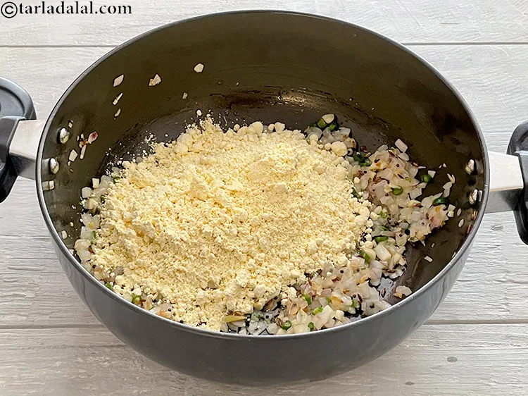 Step 11 – <p style="margin-left:0px;">1 કપ <a href="/glossary-besan-chana-dal-flour-bengal-gram-flour-gujarati-952i"><u>ચણાનો લોટ ( besan )</u></a> ઉમેરો.</p>