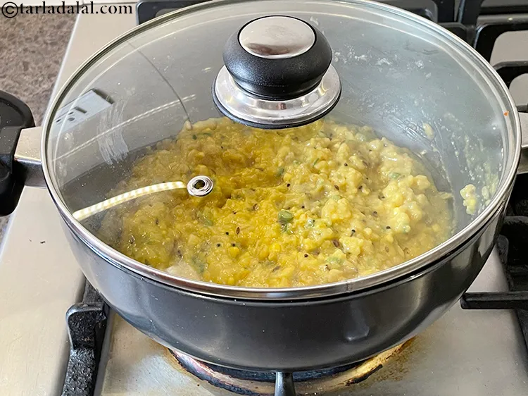 Step 16 – <p>ઢાંકણથી ઢાંકી દો. ઝુંકા | મરાઠી ઝુંકા ભાકર | મહારાષ્ટ્રીયન ઝુંકા | ધીમા તાપે ૩ …