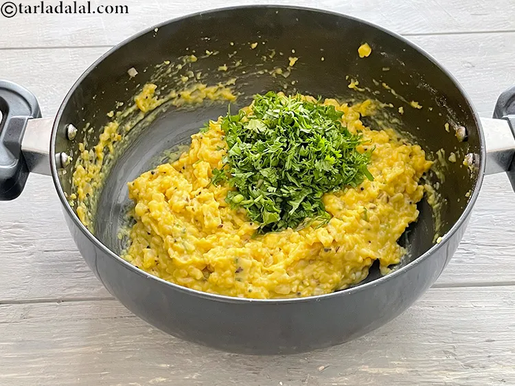 Step 17 – <p style="margin-left:0px;">1/2 કપ <a href="/glossary-coriander-dhania-kothmir-gujarati-369i#ing_2365"><u>સમારેલી કોથમીર (chopped coriander)</u></a> ઉમેરો.</p>