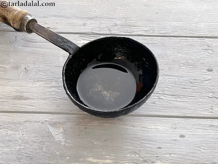 Step 19 – <p>ટેમ્પરિંગ માટે, એક નાના ટેમ્પરિંગ પેનમાં 1 ટેબલસ્પૂન <a href="/glossary-oil-gujarati-671i"><u>તેલ ( oil )</u></a> ગરમ કરો.</p>