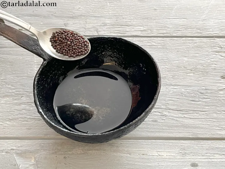 Step 20 – <p style="margin-left:0px;">1/2 ટીસ્પૂન <a href="/glossary-mustard-seeds-sarson-rai-sarson-ke-beej-gujarati-525i"><u>રાઇ (mustard seeds ( rai / sarson)</u></a> ઉમેરો.</p>