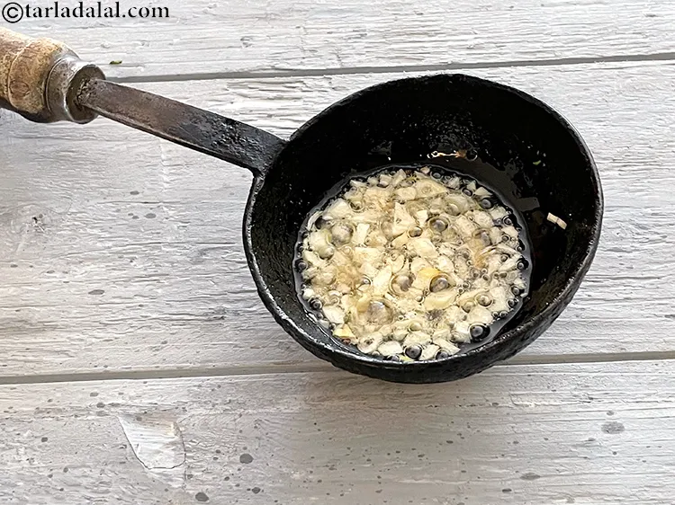 Step 23 – <p>મધ્યમ તાપ પર ૧ મિનિટ માટે સાંતળો.</p>