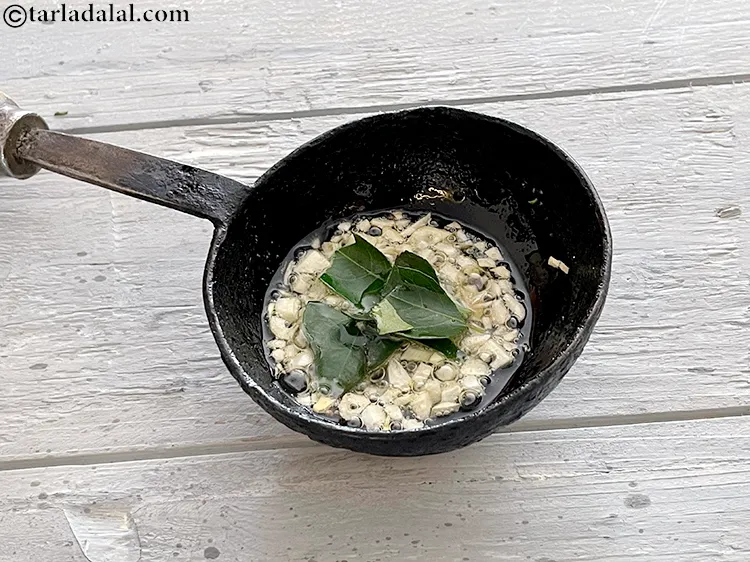 Step 24 – <p style="margin-left:0px;">8 to 10 <a href="/glossary-curry-leaves-kadi-patta-kadipatta-gujarati-388i"><u>કડી પત્તો (curry leaves)</u></a><u> </u>ઉમેરો.</p>