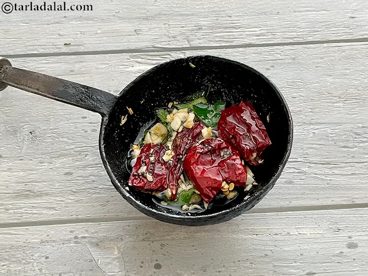 Step 26 – <p>મધ્યમ તાપ પર થોડી સેકન્ડ માટે સાંતળો.</p>