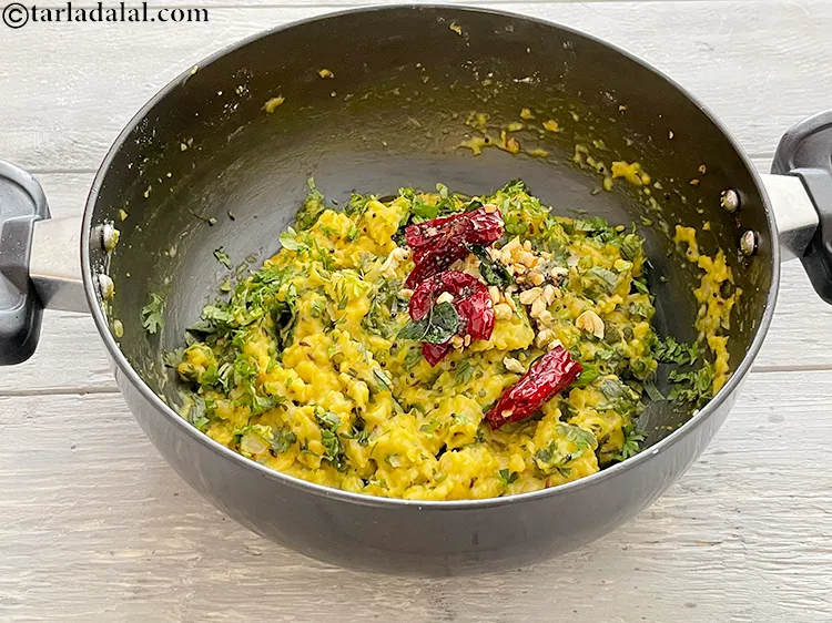 Step 27 – <p>ઝુંકામાં ટેમ્પરિંગ ઉમેરો.</p>