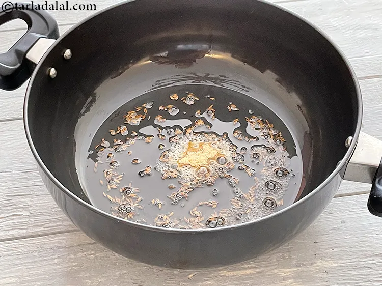 Step 4 – <p style="margin-left:0px;">1/4 ટીસ્પૂન <a href="/glossary-asafoetida-hing-gujarati-113i"><u>હીંગ (asafoetida, hing)</u></a> ઉમેરો અને મધ્યમ તાપ પર થોડી સેકન્ડ માટે …