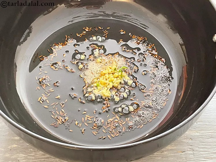 Step 5 – <p style="margin-left:0px;">1 ટીસ્પૂન <a href="/glossary-ginger-adrak-gujarati-453i#ing_2366"><u>સમારેલું આદુ (chopped ginger)</u></a> ઉમેરો.</p>