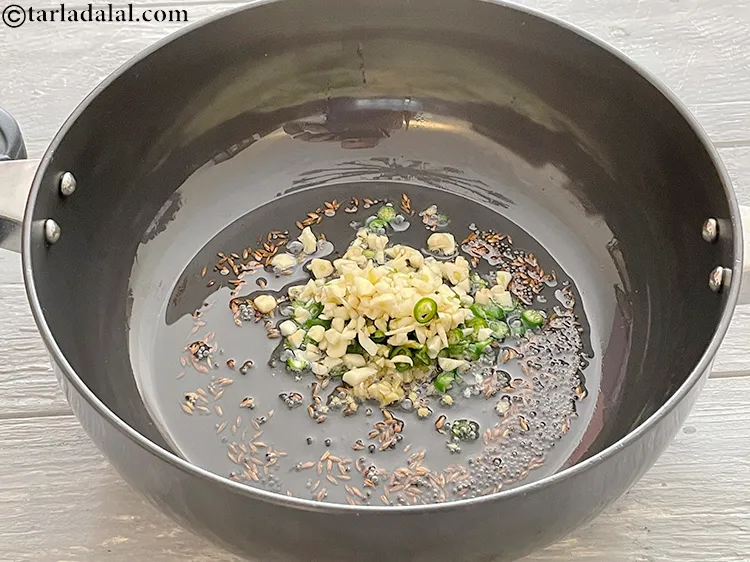 Step 7 – <p style="margin-left:0px;">2 ટેબલસ્પૂન <a href="/glossary-garlic-lehsun-lahsun-gujarati-348i#ing_2370"><u>સમારેલું લસણ (chopped garlic)</u></a> ઉમેરો.</p>