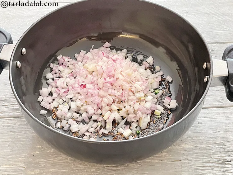 Step 8 – <p style="margin-left:0px;">1 કપ <a href="/glossary-onions-pyaz-pyaaz-kanda-gujarati-548i#ing_2327"><u>સમારેલા કાંદા (chopped onions)</u></a> ઉમેરો.</p>