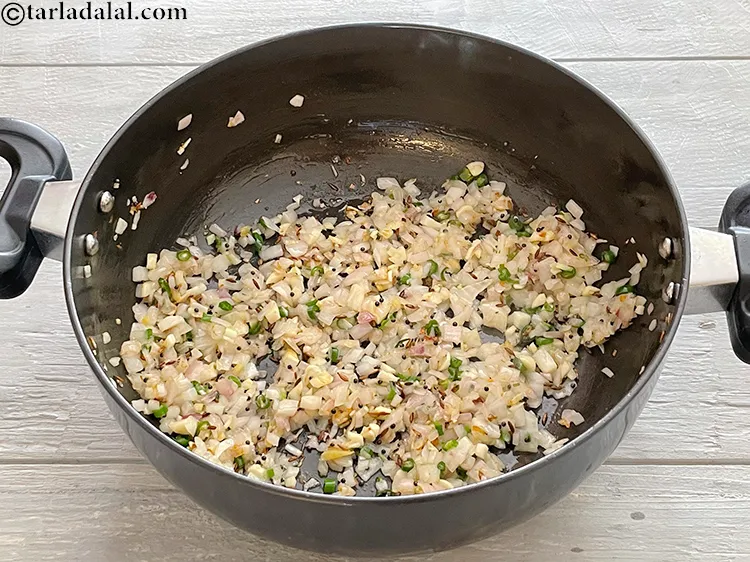 Step 9 – <p>મધ્યમ તાપ પર ૫ મિનિટ સુધી સાંતળો.</p>