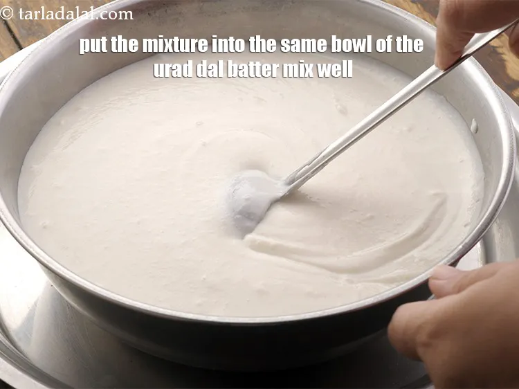 Step 21 – <p>હવે, આ મિશ્રણને અડદ દાળના બેટરના તે જ બાઉલમાં નાખો અને સારી રીતે મિક્સ કરો.</p>