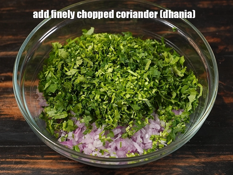 Step 27 – <p style="margin-left:0px;">૧ કપ <a href="/glossary-coriander-dhania-kothmir-gujarati-369i#ing_3500"><u>બારીક સમારેલી કોથમીર (finely chopped coriander)</u></a> ઉમેરો.</p>