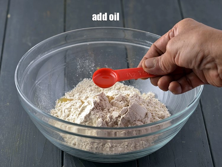 Step 3 – <p>૧ ચમચી તેલ ઉમેરો. તેલને ઘી અથવા માખણથી બદલી શકાય છે. ચરબી નરમ પરાઠા બનાવવામાં …