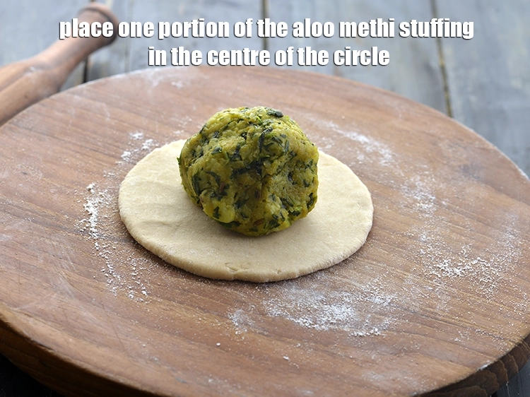 Step 22 – <p>આલુ મેથીના સ્ટફિંગનો એક ભાગ વર્તુળની મધ્યમાં મૂકો. Place one portion of the aloo methi …