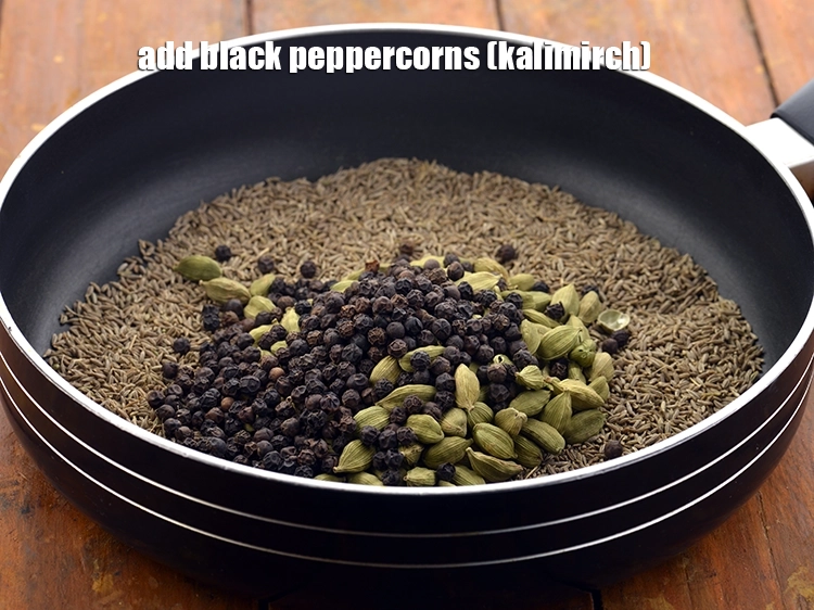 Step 6 – <p style="margin-left:0px;">1/4 કપ <a href="/glossary-black-peppercorns-kali-mirch-kalimirch-gujarati-566i"><u>કાળી મરી (black peppercorns (kalimirch)</u></a> ઉમેરો. તે ગરમ મસાલાને જરૂરી ગરમી …