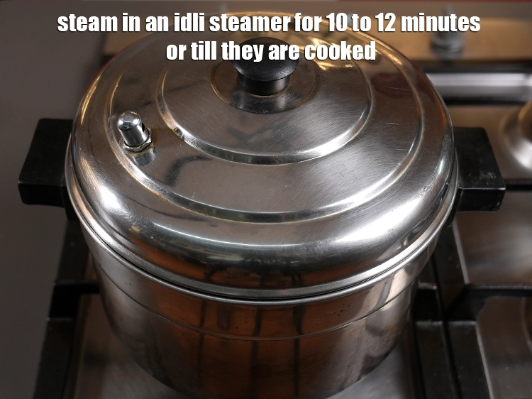 Step 36 – <p>ઈડલી સ્ટીમરમાં ૧૦ થી ૧૨ મિનિટ સુધી અથવા તે રાંધાય ત્યાં સુધી બાફવા દો. જો …