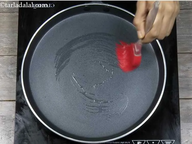 Step 15 – <p>તેને ૧/૪ ચમચી તેલથી ગ્રીસ કરો. તમે માખણ કે ઘી પણ વાપરી શકો છો. Grease …