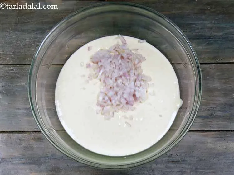 Step 7 – <p style="margin-left:0px;">1/4 કપ <a href="/glossary-onions-pyaz-pyaaz-kanda-gujarati-548i#ing_2327"><u>સમારેલા કાંદા (chopped onions)</u></a><u> </u>ઉમેરો. Add finely chopped onions to it.</p>