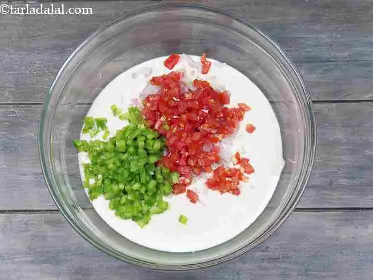 Step 9 – <p style="margin-left:0px;">1/4 કપ <a href="/glossary-capsicum-shimla-mirch-bell-pepper-gujarati-163i#ing_2311"><u>સમારેલા સિમલા મરચાં (chopped capsicum)</u></a> ઉમેરો. તે ઉત્તપમને એક સરસ ક્રન્ચ …