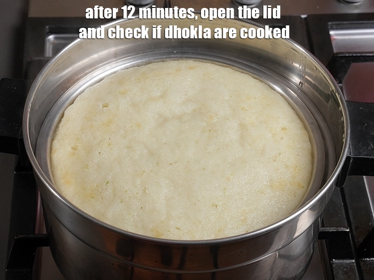 Step 18 – <p>૧૨ મિનિટ પછી, ઢાંકણ ખોલો અને તપાસો કે રવા ઢોકળા (સુજી ઢોકળા) રાંધાયા છે કે …