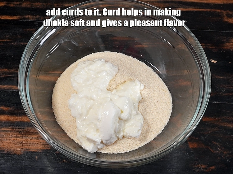 Step 3 – <p>તેમાં ૧/૨ કપ દહીં ઉમેરો. દહીં રવા ઢોકળા (સુજી ઢોકળા) ને નરમ બનાવવામાં મદદ કરે …