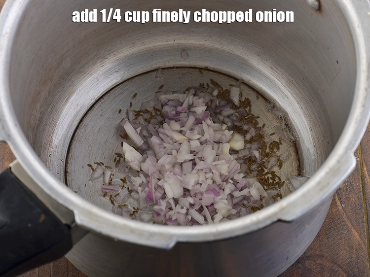 Step 13 – <p>ડુંગળી ઉમેરો. આનાથી ક્રન્ચી આવશે અને થોડી મીઠાશ આવશે. Add the onions. This gives crunch …