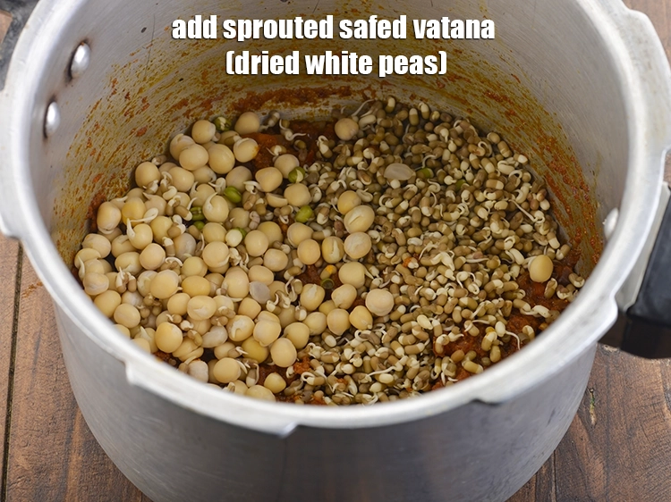 Step 21 – <p>એ જ રીતે સફેદ વટાણા ઉમેરો. તે મટકીની જેમ જ અંકુરિત થાય છે. Similarly add …