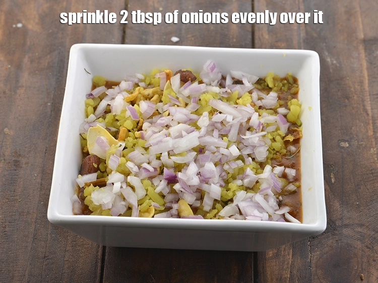 Step 33 – <p>તેના પર 2 ચમચી ડુંગળી સરખી રીતે છાંટો. જો તમને કાચી ડુંગળીનો સ્વાદ પસંદ ન …