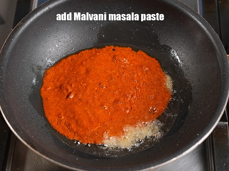 Step 25 – <p>માલવાણી મસાલાની પેસ્ટ ઉમેરો. Add the Malvani masala paste.</p>