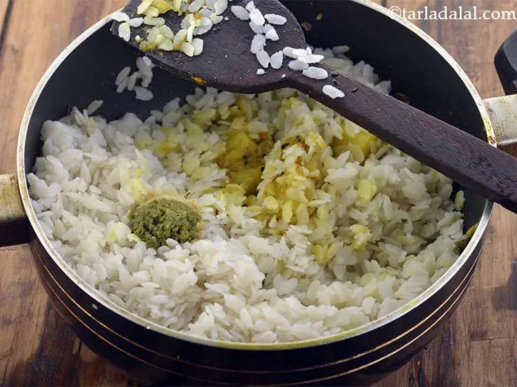 Step 11 – <p>થોડું મીઠું અને આદુ-લીલા મરચાંની પેસ્ટ ઉમેરો. આપણે પહેલા પણ મીઠું ઉમેર્યું છે, ભૂલશો નહીં. …