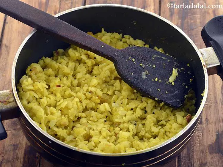 Step 15 – <p>બટાટા પોહાને સારી રીતે મિક્સ કરો અને મધ્યમ તાપ પર <span style="background-color:rgb(255,255,255);color:rgb(0,0,0);">૨</span> મિનિટ સુધી, ક્યારેક …