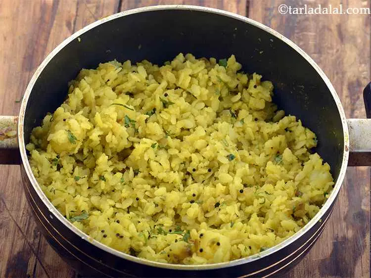 Step 16 – <p>બટાટા પોહામાં કોથમીર ઉમેરો અને સારી રીતે મિક્સ કરો.</p>