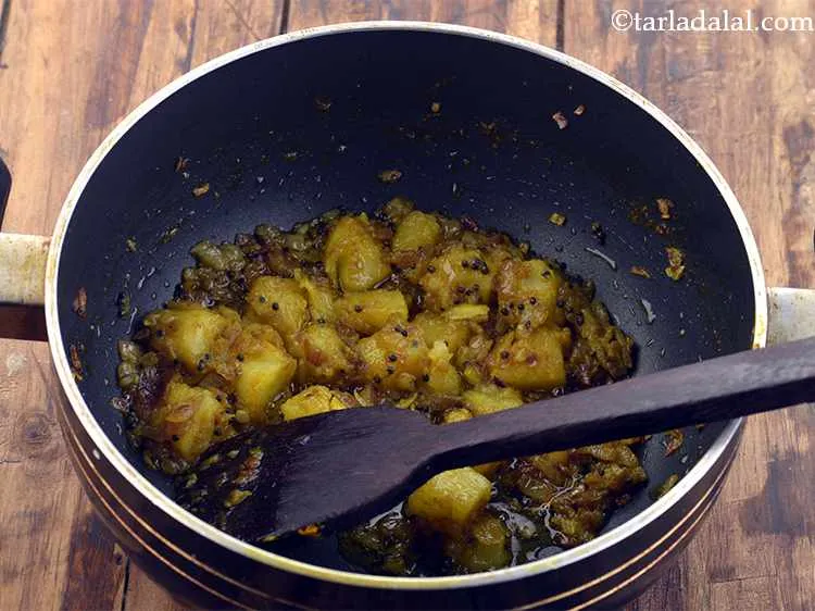 Step 7 – <p>સારી રીતે મિક્સ કરો અને મધ્યમ તાપ પર ૪ થી ૫ મિનિટ સુધી, ક્યારેક ક્યારેક …