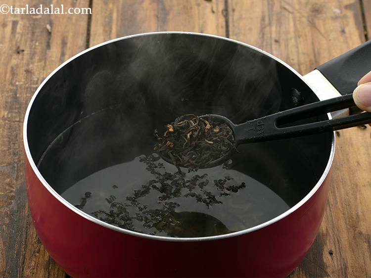 Step 21 – <p>ચાના પાંદડા ઉમેરો અને ઢાંકણથી ઢાંકી દો જેથી ચાના પાંદડા પલાળતી વખતે તેની સુગંધ બહાર …
