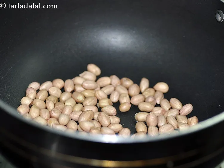 Step 21 – <p>મગફળીને નોન-સ્ટીક પેનમાં ૨ મિનિટ માટે સૂકા શેકી લો.</p>