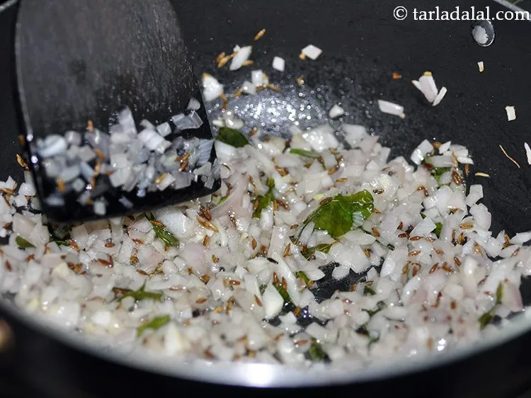 Step 30 – <p>મધ્યમ તાપ પર ૨ મિનિટ સુધી સાંતળો.</p>