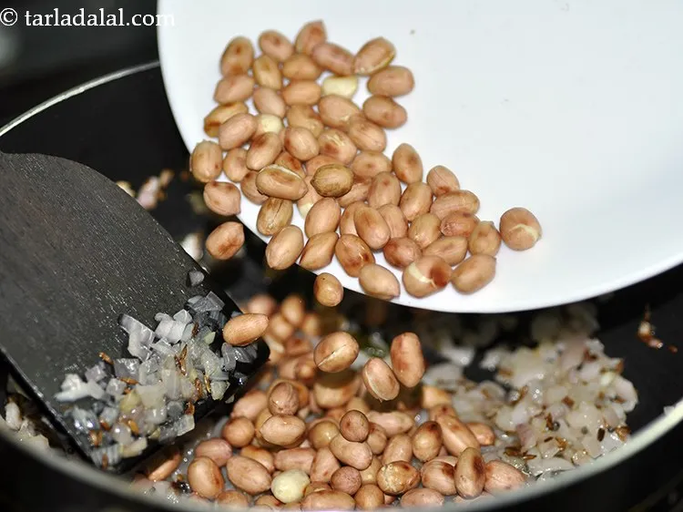 Step 31 – <p>શેકેલા મગફળી ઉમેરો.</p>