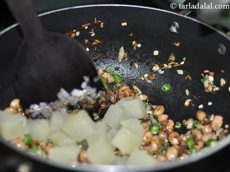 Step 34 – <p>બટાકા ઉમેરો. અમે બાફેલા બટાકાનો ઉપયોગ કર્યો છે કારણ કે તે ઝડપથી રાંધે છે અને …