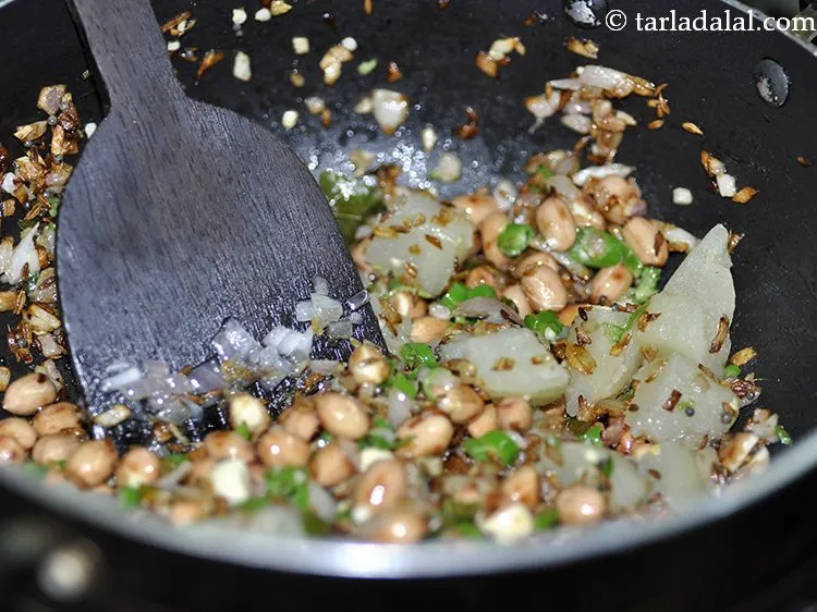 Step 35 – <p>મધ્યમ તાપ પર ૨ મિનિટ સુધી સાંતળો.</p>