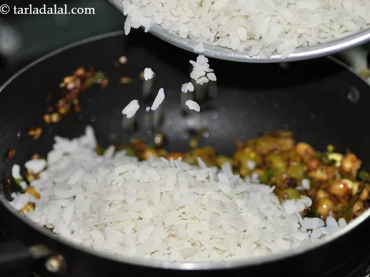 Step 38 – <p>પલાળેલા પોહા ઉમેરો.</p>