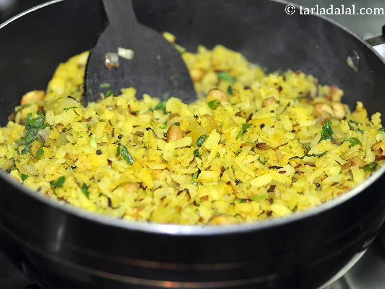 Step 41 – <p><strong>મહારાષ્ટ્રીયન સ્ટાઈલ બટાટા પોહા</strong>ને સારી રીતે મિક્સ કરો અને મધ્યમ તાપ પર ૧ મિનિટ સુધી …