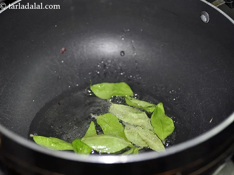 Step 25 – <p>કઢી પત્તા ઉમેરો.</p>